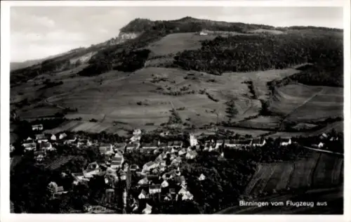 Ak Binningen Kanton Basel Land, Luftaufnahme eines Dorfes, Kirche mit Turm, dichte Wohnhäuser, Fe