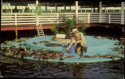 Ak Black Hills South Dakota USA, Owen Godwin füttert junge Alligatoren im Gatorland Zoo