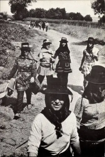 Ak Solidarität mit Portugal, Frauen in Tracht