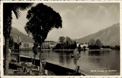 Ak Riva del Garda Trentino, RIVA (LAGO DI GARDA), Segelboot, Uferpromenade, Kirchturm