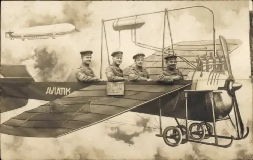Foto Ak  Jüterbog, Neues Lager, vier deutsche Soldaten in Uniform in einem Flugzeug, Zeppelin