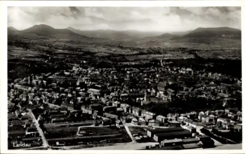 Ak Landau in der Pfalz, Luftaufnahme, Stadt mit Straßen, Kirchen mit Türmen, Felder, Hügel im Hin