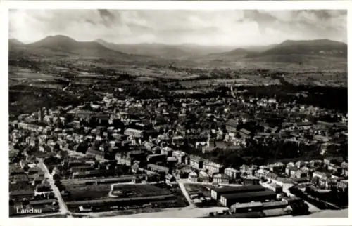 Ak Landau in der Pfalz, Luftaufnahme, dichte Wohnbebauung, mehrere Kirchtürme, Fabrikgelände, uml