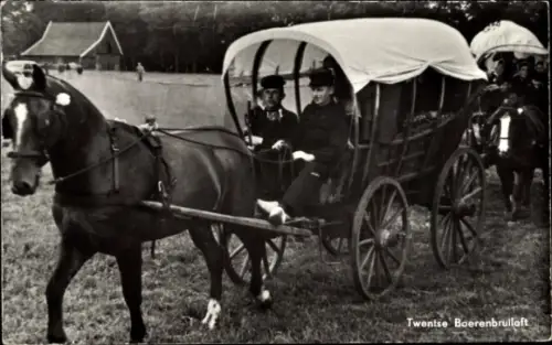 Ak Twente Overijssel Niederlande, Pferdewagen, davor ein Pferd. Zwei Personen sitzen auf dem W...