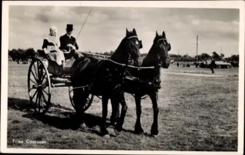 Ak Friesisches Paar in Tracht auf einem Pferdewagen