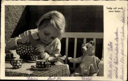 Ak Mädchen und Teddy, Tee, Teetassen