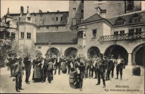Ak München, Hofbräuhaus, Gruppenbild mit Gästen, Bierkrügen, historischer Gebäudekulisse, Hofg...