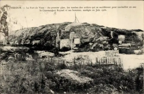 CPA Verdun Meuse, Fort de Vaux, les tombes des soldats