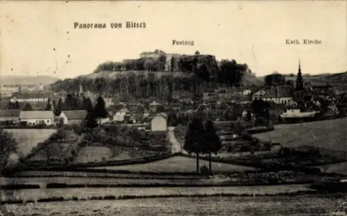 Ak Bitche Bitsch Lothringen Moselle, Panorama von  Festung, Kath. Kirche