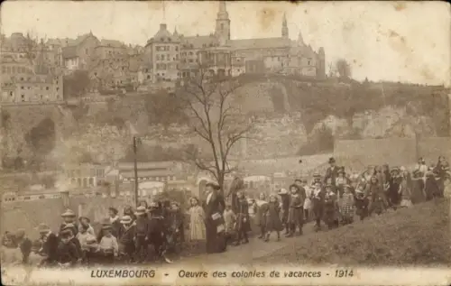Ak Luxemburg Stadt, Arbeit der Ferienkolonien 1914, Kinder auf einem Ausflug