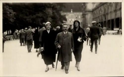 Foto Ak Mariánské Lázně Marienbad Region Karlsbad, Passanten