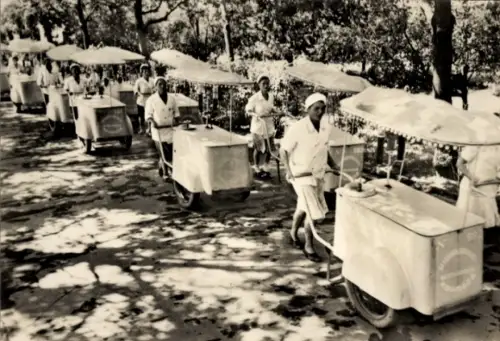 Ak Moskau Russland, Verkäuferinnen fahren mit ihren Eiswagen durch die Stadt