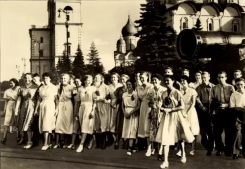 Ak Moskau Russland, Kreml, Absolventen einer Oberschule, Zarenkanone