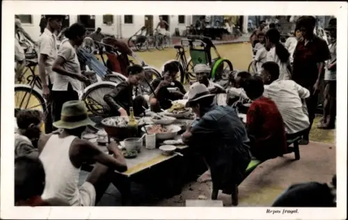 Ak Vietnam, Repas frugal, Straßenpartie, Rikscha-Fahrer beim Essen