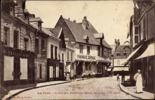 Ak La Fère Aisne, La Rue de la République, Maison Espagnole du XVIe siècle, Pharmacie Centrale