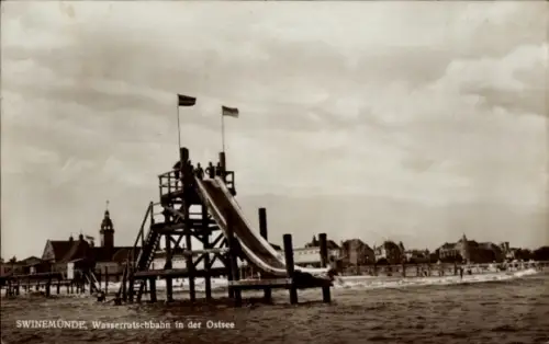 Ak Świnoujście Swinemünde Pommern, Wasserrutschbahn in der Ostsee