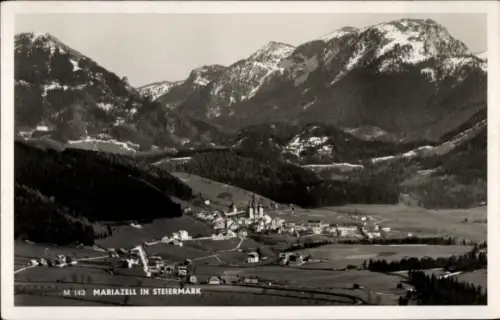 Ak Mariazell Steiermark, kleines Dorf mit Kirchtürmen, Felder und verstreute Häuser, Berge mit Sc