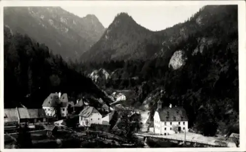 Ak Wildalpen Steiermark, Dorf am Fluss, Brücke, mehrere Häuser, Kirchturm, steile, bewaldete Berg