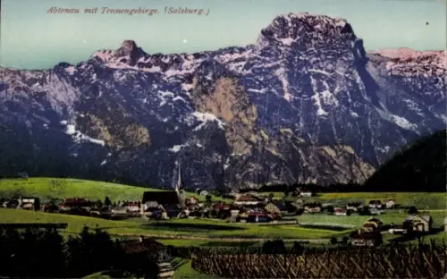 Ak Abtenau in Salzburg, Bergmassiv im Hintergrund, Dorf mit Kirchturm, Wiesen und Felder, Weinreb
