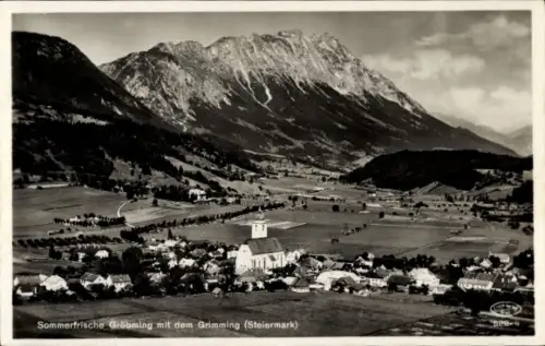 Ak Gröbming Steiermark, Kirche im Dorf, Wohnhäuser und Höfe, Felder mit Baumreihen, großes Bergma