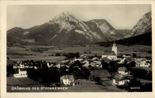 Ak Gröbming Steiermark, Dorf mit Kirche und Kirchturm, Felder und Höfe, markanter Bergkamm im Hin
