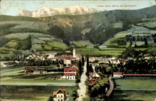 Ak Liezen Steiermark, Dorf mit durchgehender Straße, Kirchturm, Wohnhäuser, Felder/Wiesen, Wälder