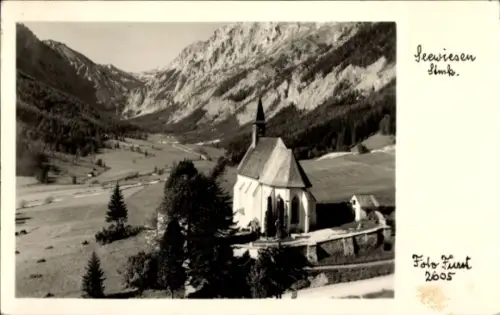 Ak Seewiesen Turnau Steiermark, Kirche mit Turm, Bergtal mit steilen Felswänden, Wiesen, vereinze