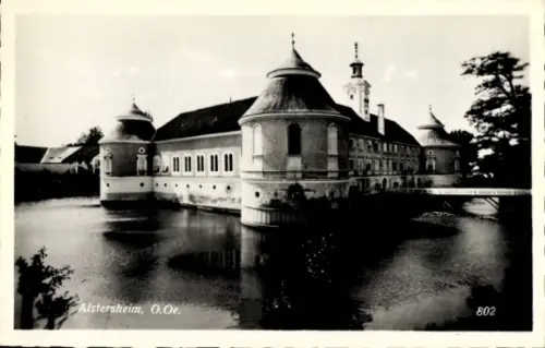 Ak Aistersheim Oberösterreich, Schloss mit runden Ecktürmen, Wassergraben und Brücke, Schriftzug 