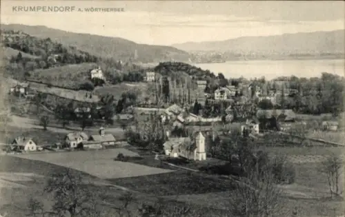 Ak Krumpendorf am Wörthersee Kärnten, Seeufer, Hügel, Felder, einzelne Häuser, Dorfkirche, Baumgr