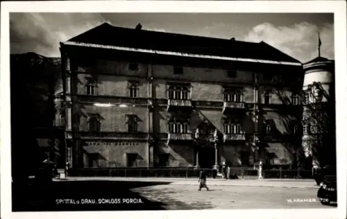 Ak Spittal an der Drau Kärnten, mehrstöckiges Schlossgebäude, zahlreiche Fenster und Balkone, Ein