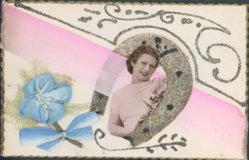 Material Glitzer Ak Junge Frau mit Hufeisen, Stoffschleife