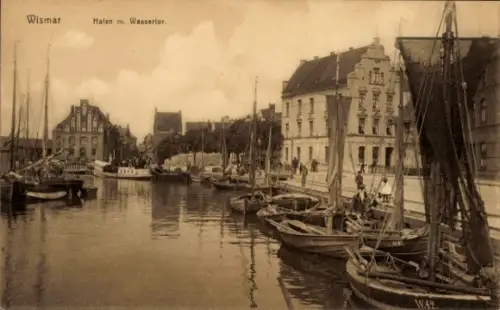 Ak Hansestadt Wismar,  Hafen mit Wassertor