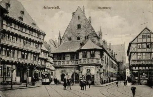 Ak Halberstadt am Harz,  Fischmarkt,  Gebäude, Straßenbahn, Menschen