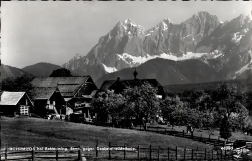 Ak Rohrmoos Steiermark, Bauernhöfe und Scheunen, Wiese mit Holzzaun, Bäume, schneebedeckte Hochge