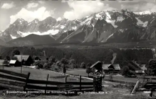 Ak Rohrmoos Steiermark, Schneebedeckte Berggipfel, Almwiesen, Holzzaun im Vordergrund, Bauernhäus