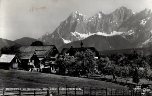 Ak Rohrmoos Steiermark, Mehrere Bauernhäuser und Scheunen, Wiese mit Holzzaun, Obstbäume, schneeb