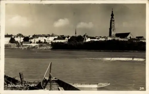 Ak Braunau am Inn Oberösterreich, Boote am Flussufer, Baumreihe am Ufer, Häuserzeile gegenüber, m