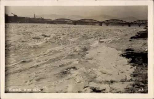 Foto Ak Wien, Eisstoß 1929, Eis auf der zugefrorenen Donau, Brücke