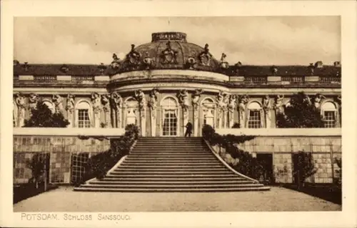 Ak Potsdam, Schloss Sanssouci,  Mittelrisalit mit Kuppel, Freitreppe