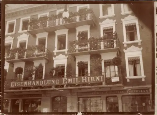 Foto Interlaken Kanton Bern Schweiz, Eisenhandlung Emil Hirni, Porzellangeschäft, Balkone, Anwohner