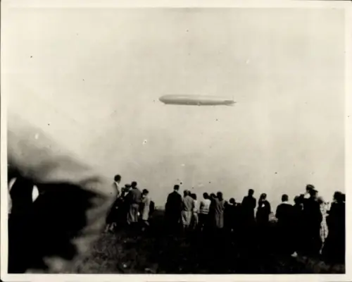 Foto Zeppelin Luftschiff, Schaulustige am Boden