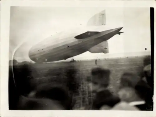 Foot Zeppelin Luftschiff auf einem Flugfeld