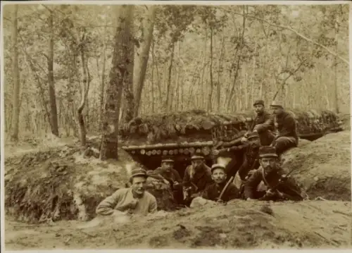 Foto Französische Soldaten im Schützengraben, Unterstand in einem Waldstück