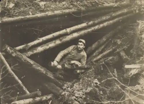 Foto Französischer Soldat in Uniform, Stellung in einem Waldstück, Unterstand aus Baumstämmen, 1.WK