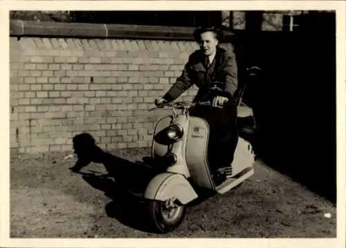 Foto junger Mann auf einem NSU Lambretta Motorroller, März 1952