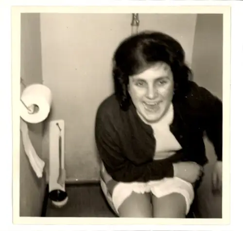 Foto Frau auf der Toilette