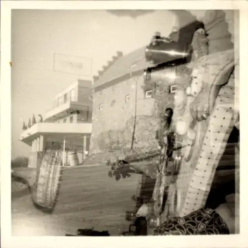 Foto Doppelbelichtung, Gebäude, Personen an einer Kaffeetafel