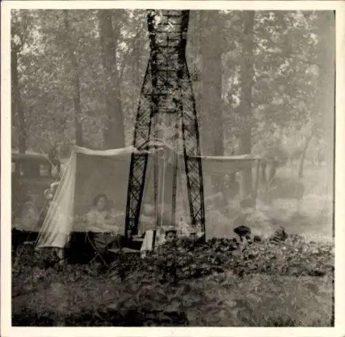 Foto Doppelbelichtung, Gruppe vor einem Zelt im Wald, Kran