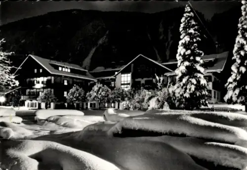 Ak Mayrhofen im Zillertal Tirol, Hotel Neuhaus bei Nacht