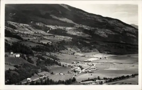 Ak Rosental Neukirchen am Großvenediger in Salzburg, Berglandschaft, Tal mit Feldern, bewaldete H